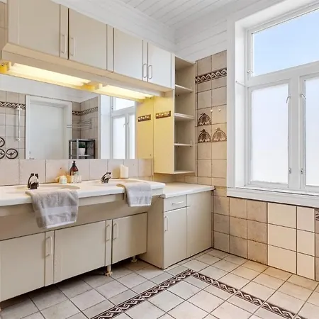 Apartment Stor Og Sentral *